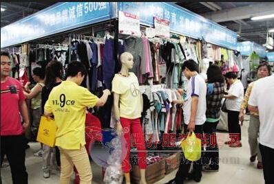 廣州石井尾貨商圈庫(kù)存積壓嚴(yán)重 千元服裝低至30元甩賣(mài)